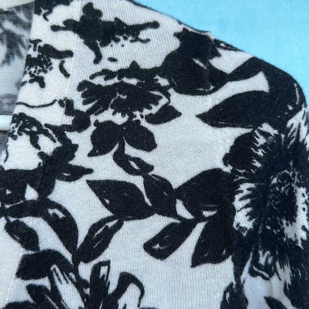 Banana Republic Sweater Floral Black and White Women’s Top size XSP